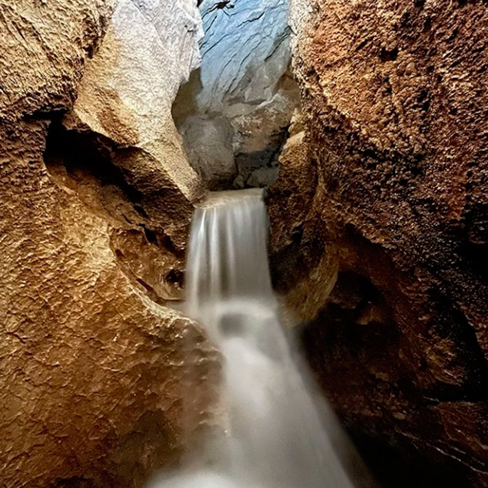 水の洞窟・西本洞